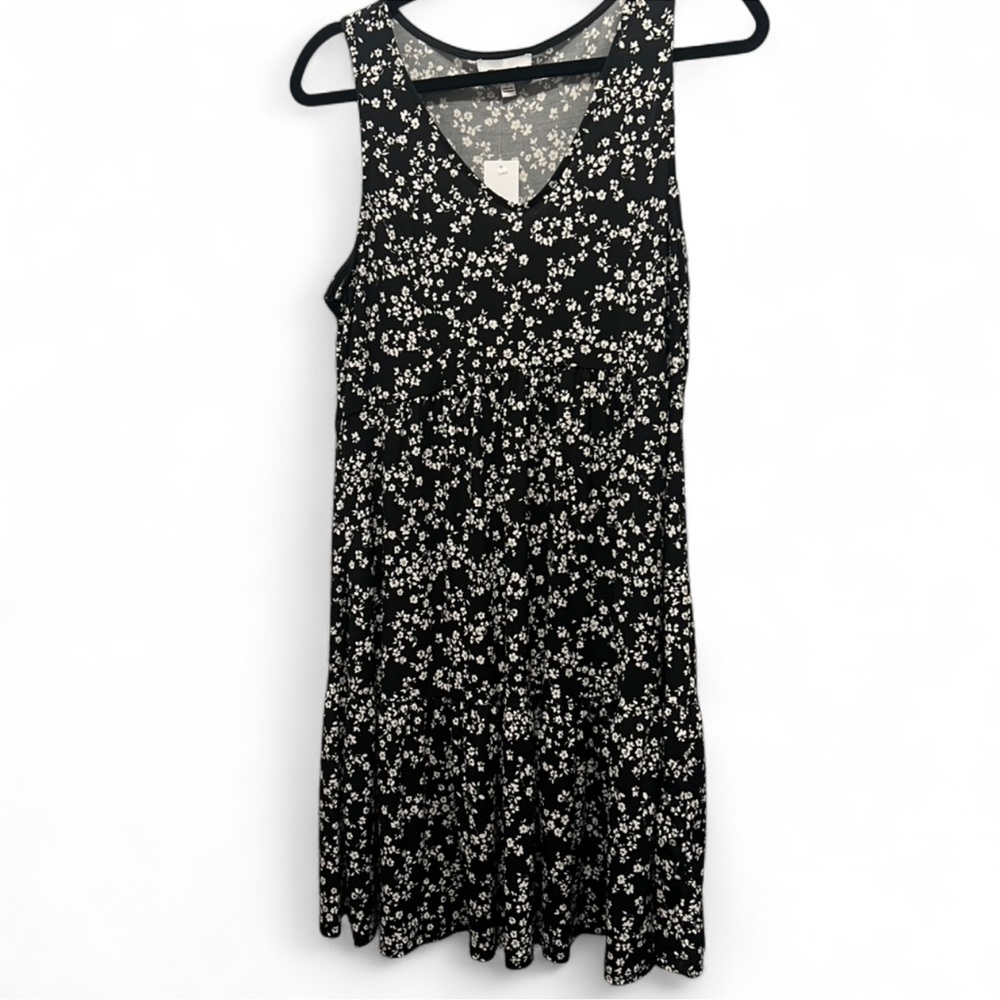 ✨NWT Gilli Black & White Floral V-Neck Dress